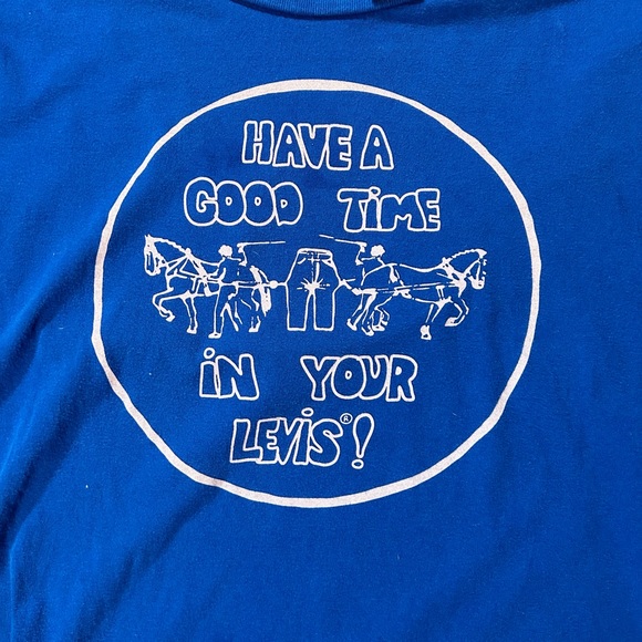 Levi’s "Have a good time in your Levi’s" cropped blue scooped T-shirt womens M - Picture 2 of 7